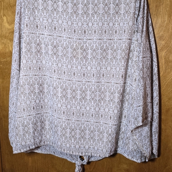 Light Cream/Beige/Taupe/Brown Bouse with front bottom tie Size 1X - Picture 2 of 10